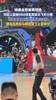姚基金慈善赛现场，邓超上篮被NBA球星库兹马飞天大帽！