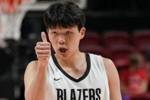 好朋友凯莱布-乐福潇洒背传助攻打停湖人 杨瀚森起立鼓掌很是开心